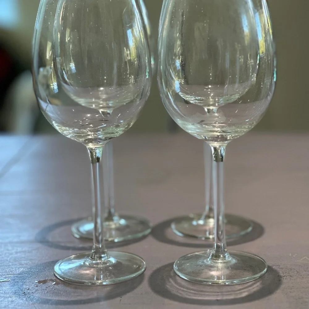 Williams Sonoma 4 wine glasses